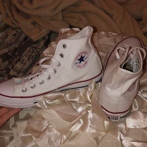 BRAND NEW CONVERSE